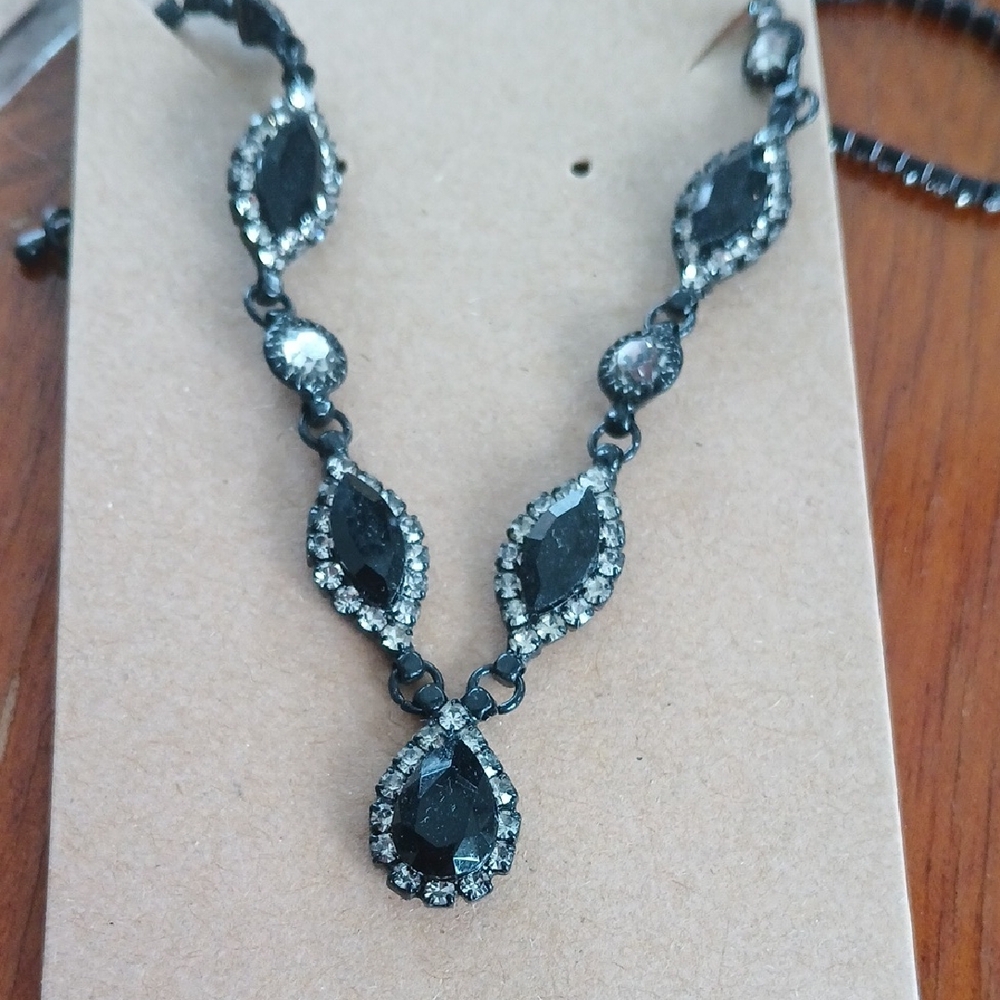 Glamorous Black Teardrop Necklace
